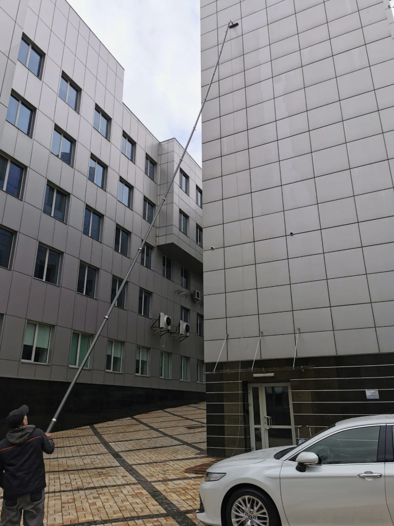 WFP mycie okien i elewacji z płytek budynku komercyjnego
